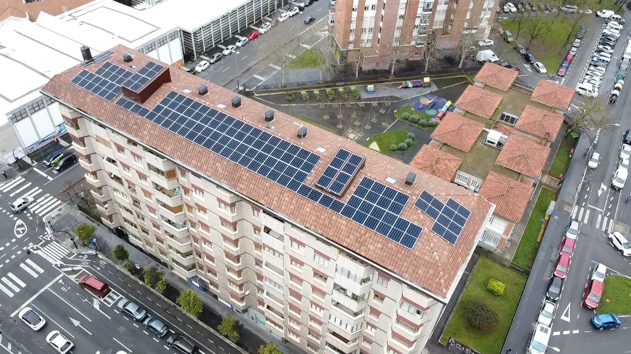 Placas solares vistas desde arriba / Eguzki plakak goitik ikusita