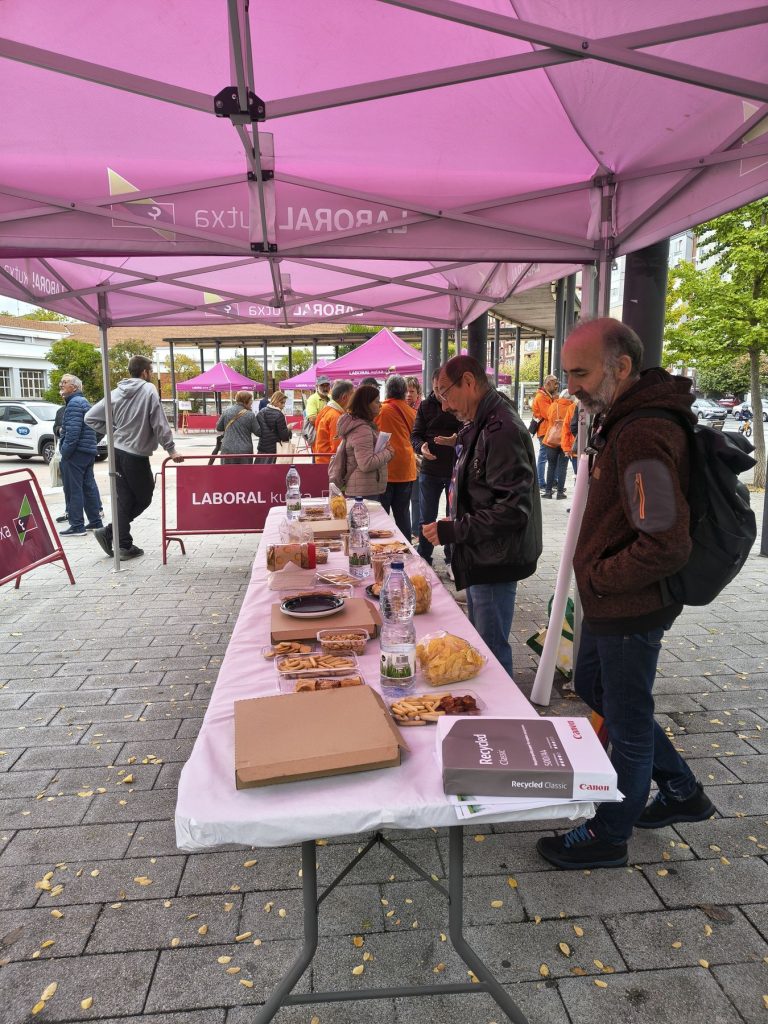 Mesa de picoteo en el Kemena Eguna